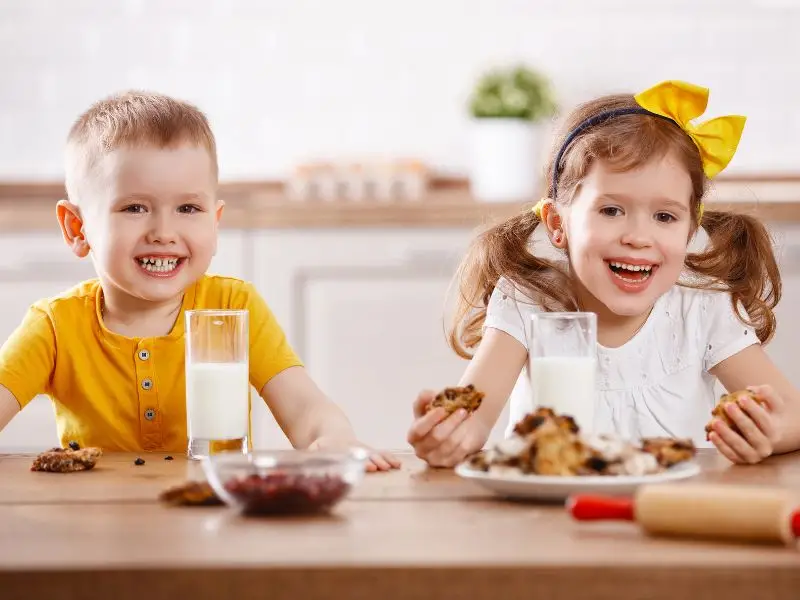 tre em nen uong sua luc nao la tot? - anh 1