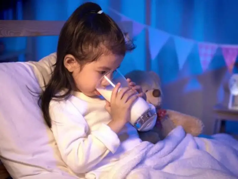 tre em nen uong sua luc nao la tot? - anh 2