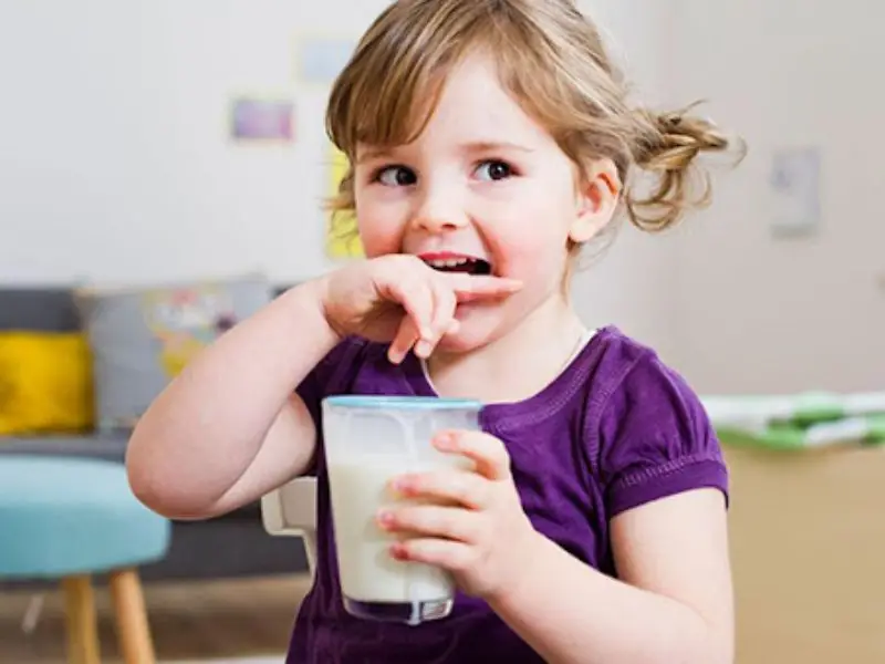 tre em nen uong sua luc nao la tot? - anh 3